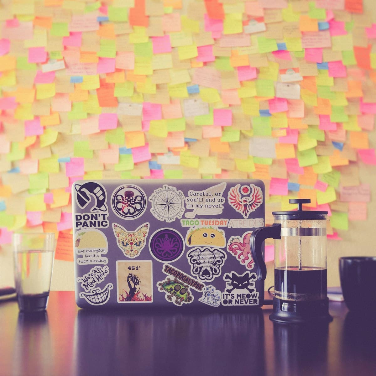 Offenes Notizbuch mit Post-its und Skizzen